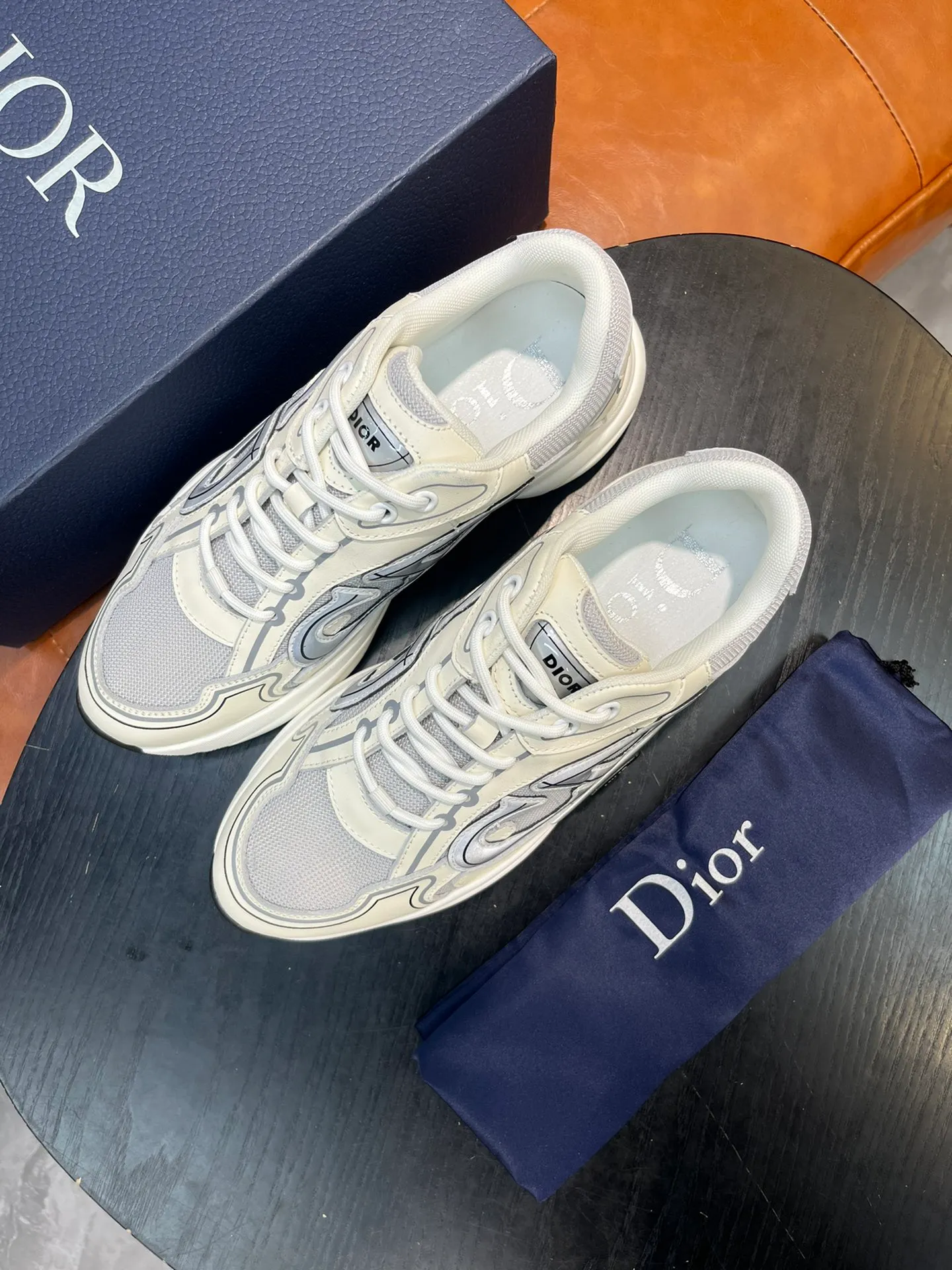Factory price 540💰Dior B22 men's jogging fashion sneakers. This item draws inspiration from retro jogging shoes. It adopts a thick low-top design, with an upper made of leather and mesh fabric, and a black and white engraved rubber sole. Decorated with an embossed "CD" logo on the side. Code number: 39-44